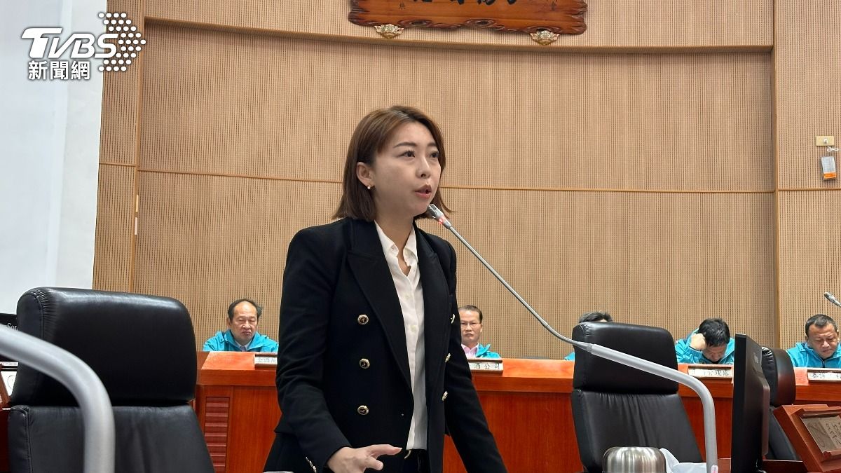縣議員吳佩雯問縣長是否支持金門地區蓋橋通到翔安機場。(圖/程子奕攝)
