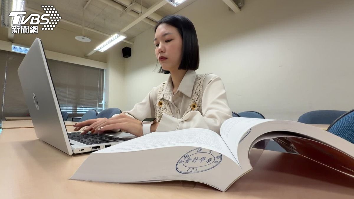 還繼續升學嗎?大四生面臨人生道路關卡。(圖/TVBS)