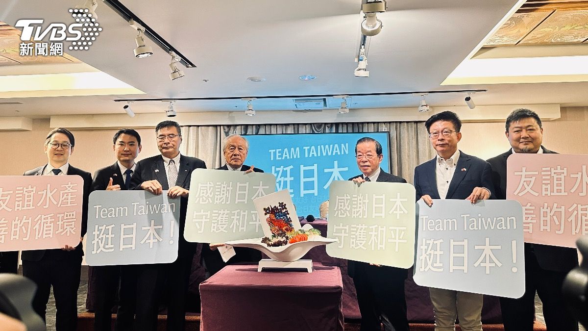 謝長廷邀請國人相挺日本水產。(圖/潘袁詩羽攝)
