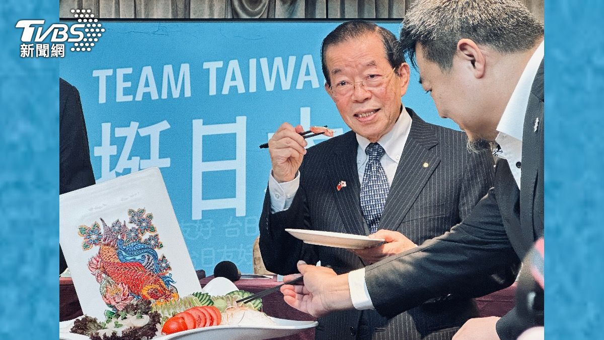 謝長廷現場大啖日料。(圖/潘袁詩羽攝)