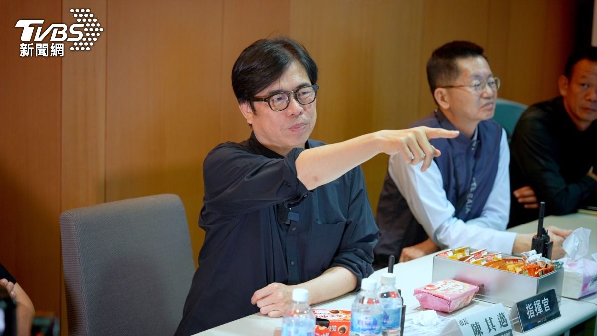戰情中心桌上擺著小泡芙。陳其邁一進來就開始吃泡芙，他說：「這是韓團的最愛」。邊下指令邊吃泡芙，他是暖男、陳三歲、也是把緊緊緊（台語）掛嘴邊的人。（圖／柯勝雄攝）