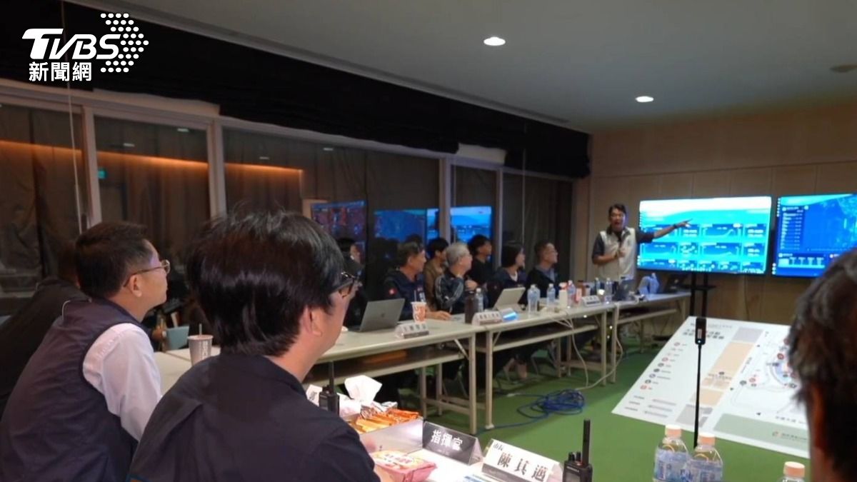 三坪戰情室首度曝光！落地窗罩黑布，TWICE就在外頭演唱 ; 裡頭各局處進駐。前方是三面智慧大數據螢幕、中間是兵推圖。（圖／柯勝雄攝）