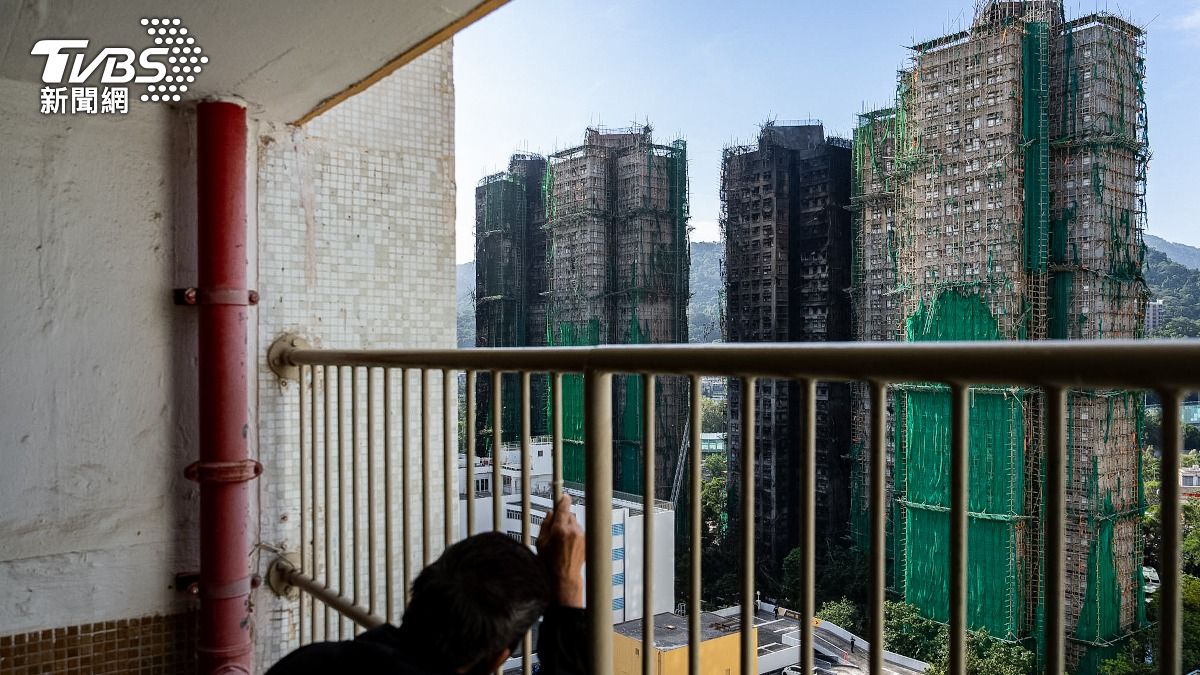 香港宏福苑建築中的四個內凹設計,也被日本專家點出可能形成煙囪效應。(圖/達志影像美聯社)