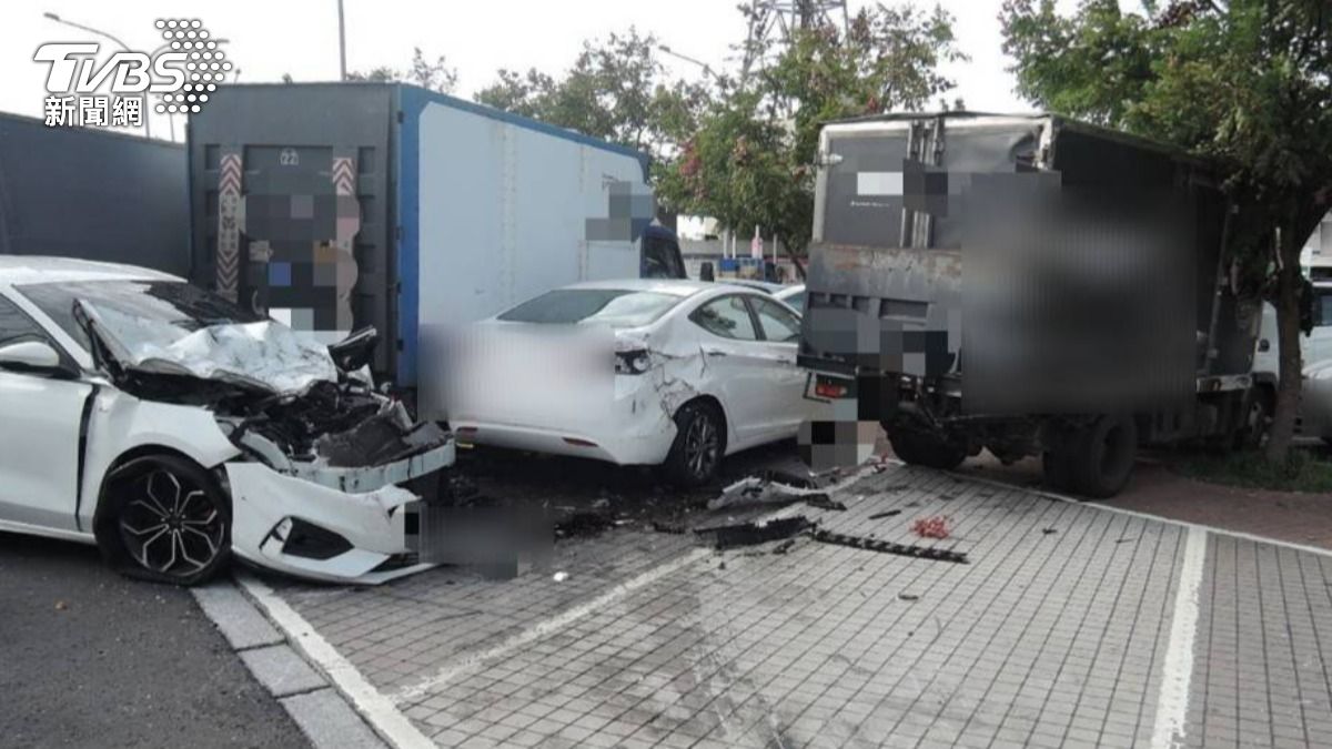 又是「輔助駕駛」!楊梅休息站猛撞5車 釀3傷車頭全爛