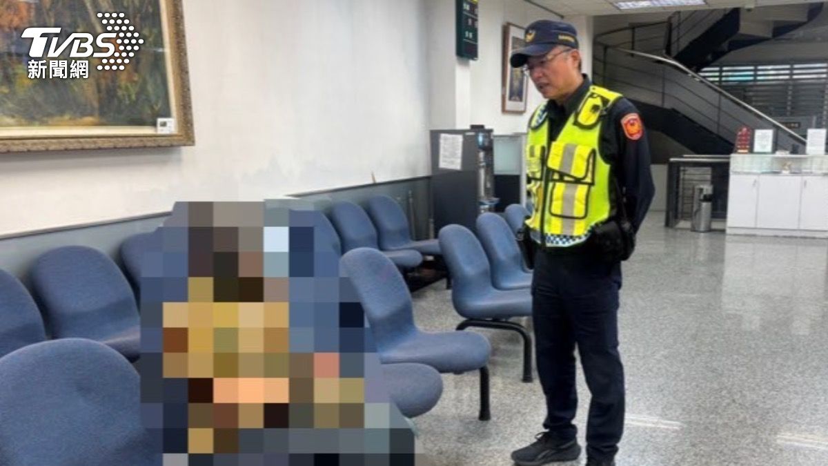 中興派出所員警向孟姓女子分析詐騙手法，提醒她詐團口才都很好，需要多方求證。（圖／TVBS）