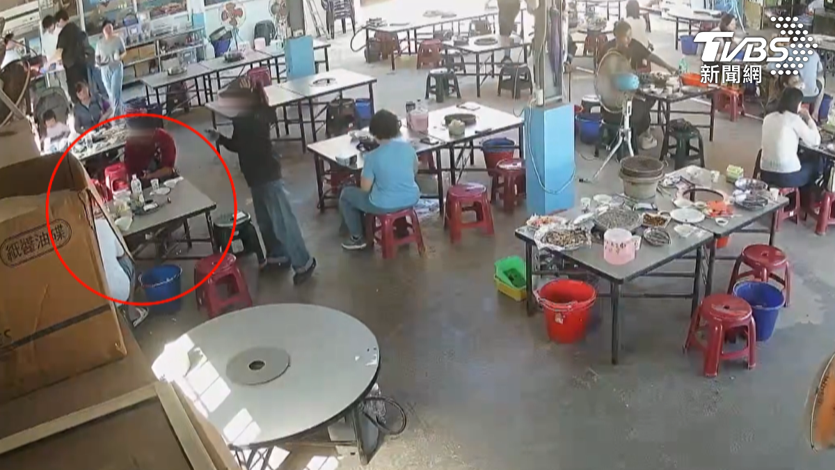 監視器畫面清楚記錄了事發經過,許多顧客正在店內享用烤鮮蚵,店員發現有人在吸菸後立即上前提醒。(圖/TVBS)