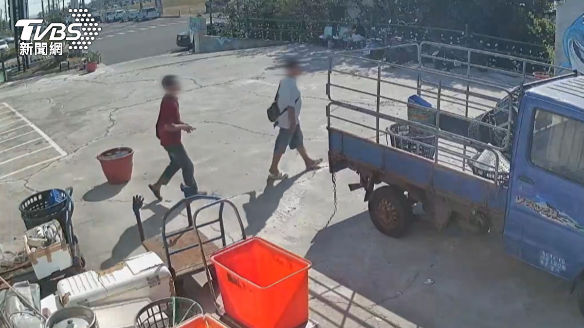這兩名男子在準備離開時,竟然對著店員飆出六個字的國罵,使店家決定將監視器畫面公布在網路上。(圖/TVBS)