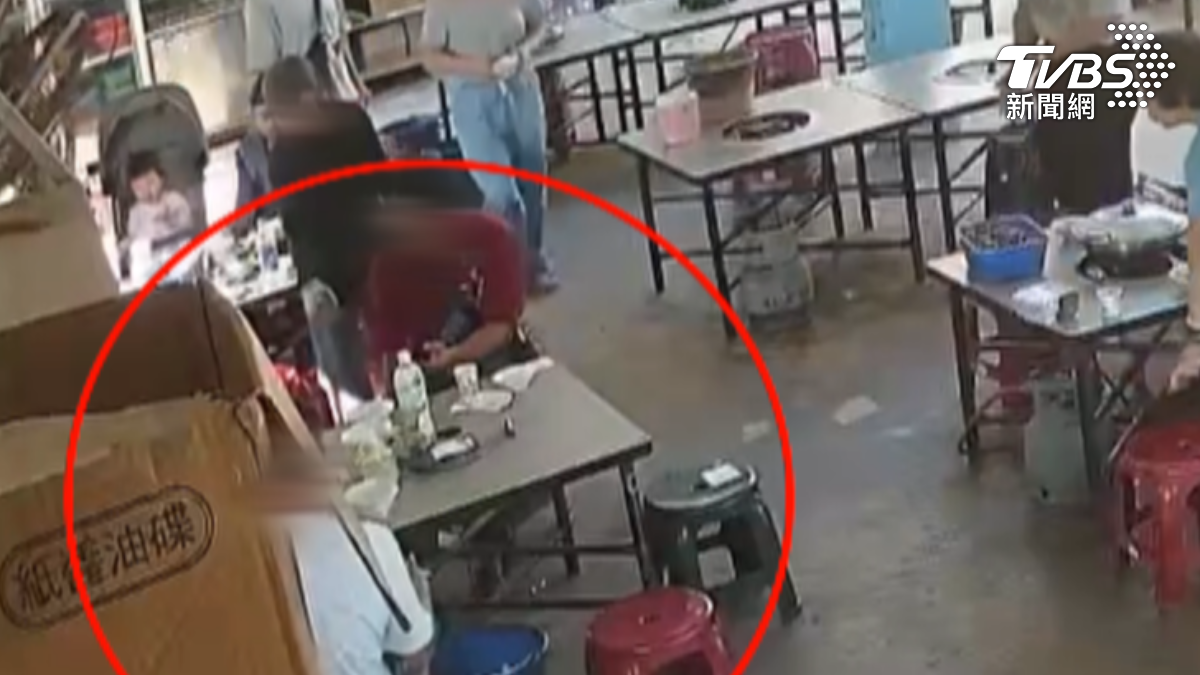 店家進一步解釋,當自己再次走回去提醒時,特別強調後面有小朋友,希望他們能將菸熄滅。(圖/TVBS)