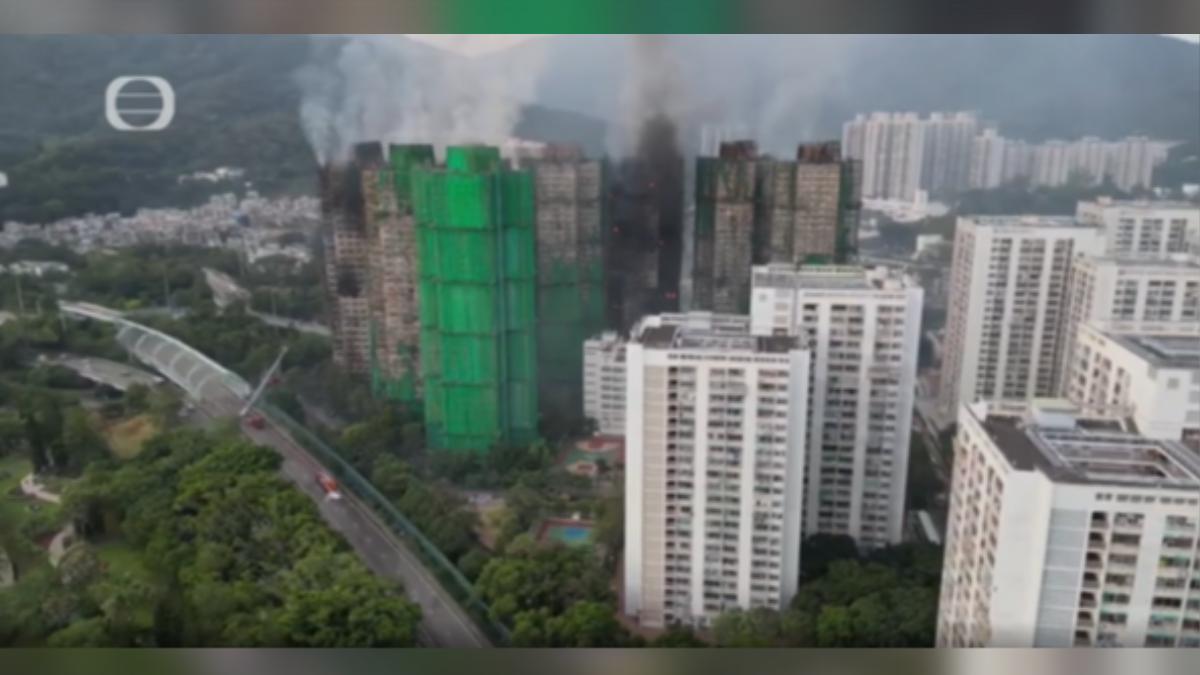 香港宏福苑惡火持續搜救中,有一名男子躲在16樓的樓梯間,幸運獲救。(圖/香港TVB)