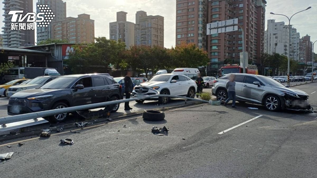 北市7旬翁駕車暴衝撞斷路燈 對向3車遭重砸