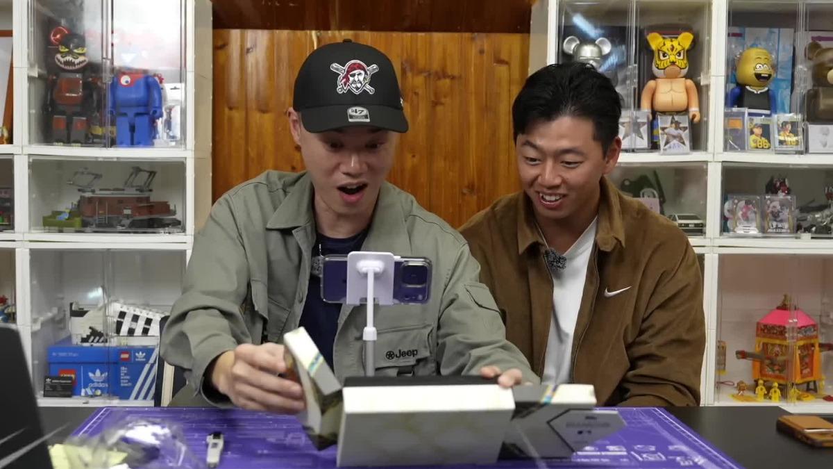 YouTube頻道英雄日常也分享開球員卡盒的影片,YouTuber英雄找來旅美好手鄭宗哲一起來開箱,結果意外開到「珠寶盒」,專家點出,包含這回開出的,全球目前就只有三個。(圖/英雄日常提供)