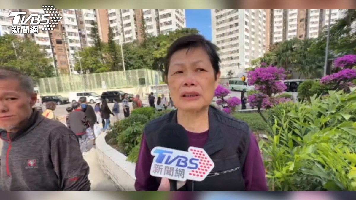 香港宏福苑大火讓許多家庭破碎,許多家屬跑了好多地方都找不到親人遺體,哭到雙眼紅腫。(圖/TVBS)
