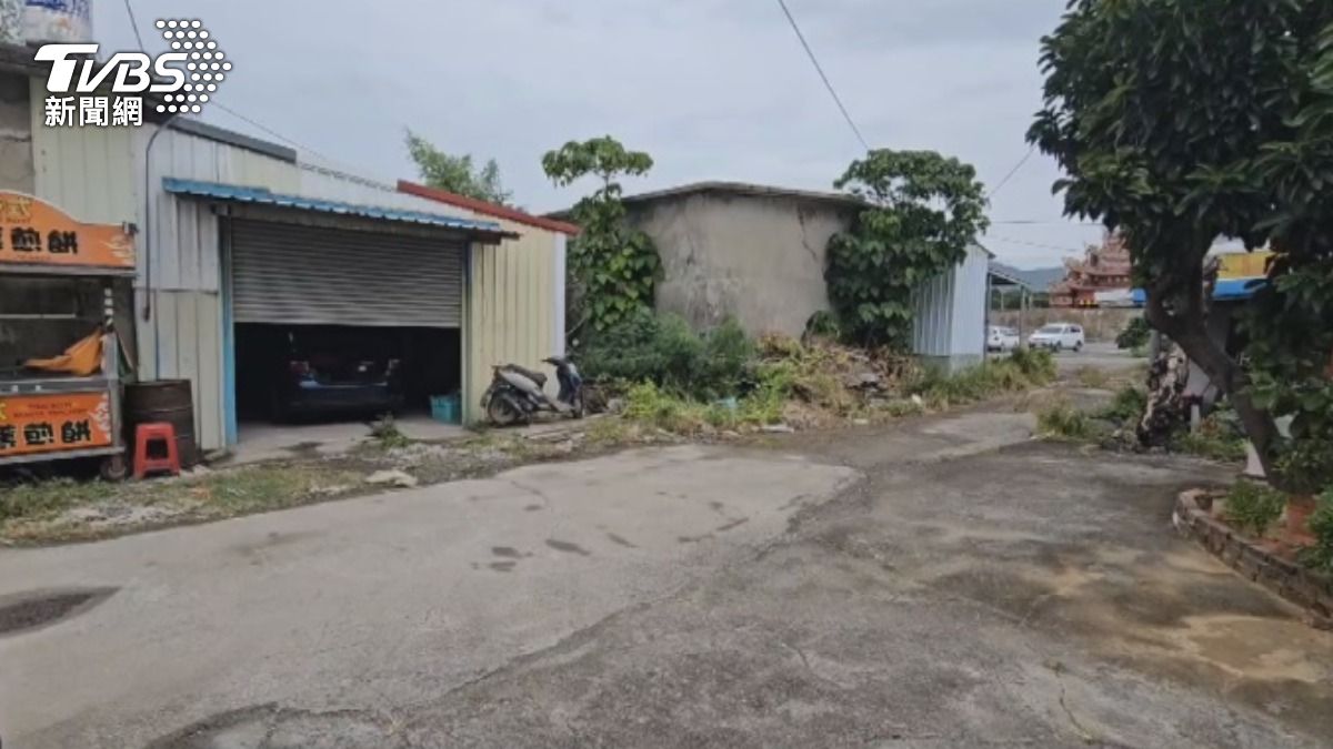 事發現場位於一條布滿鐵皮建築的小巷內,地面雜草叢生,周圍散落著廢棄傢俱。(圖/TVBS)