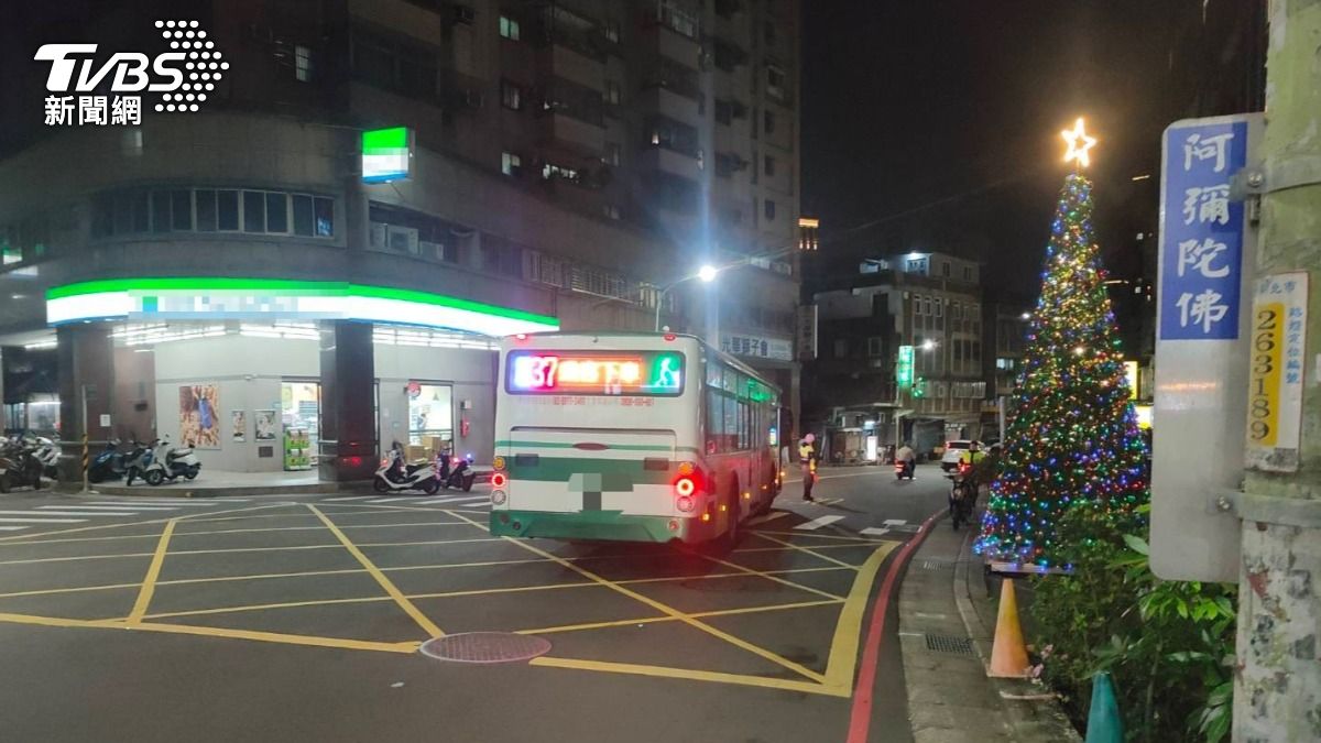 新莊公車撞行人事故,駕駛供稱超商招牌燈太亮肇事。(圖/TVBS)