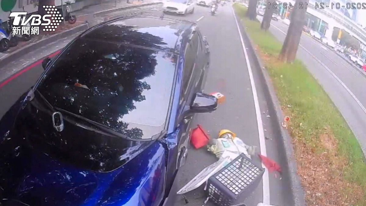 台中掃街車遭撞!30歲男未減速「碰」聲巨響 3清潔隊員傷送醫。(圖/清潔隊提供)