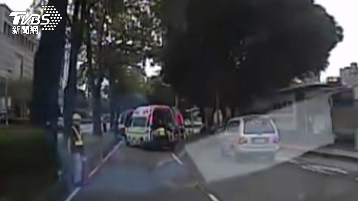 台中市台灣大道二段發生一起嚴重交通事故,造成3名清潔隊員受傷送醫。(圖/清潔隊提供)