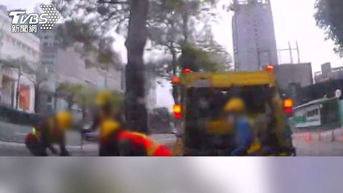 行車紀錄器畫面顯示,藍色自小客車直接撞上前方車輛,伴隨著「碰」的一聲巨響,機器人被撞倒。(圖/清潔隊提供)