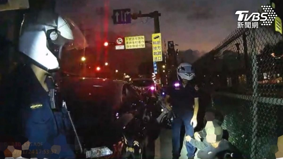 所長張岸玲,她曾單槍匹馬攔下一車五名逃逸移工,手持電擊槍控制現場。(圖/TVBS)