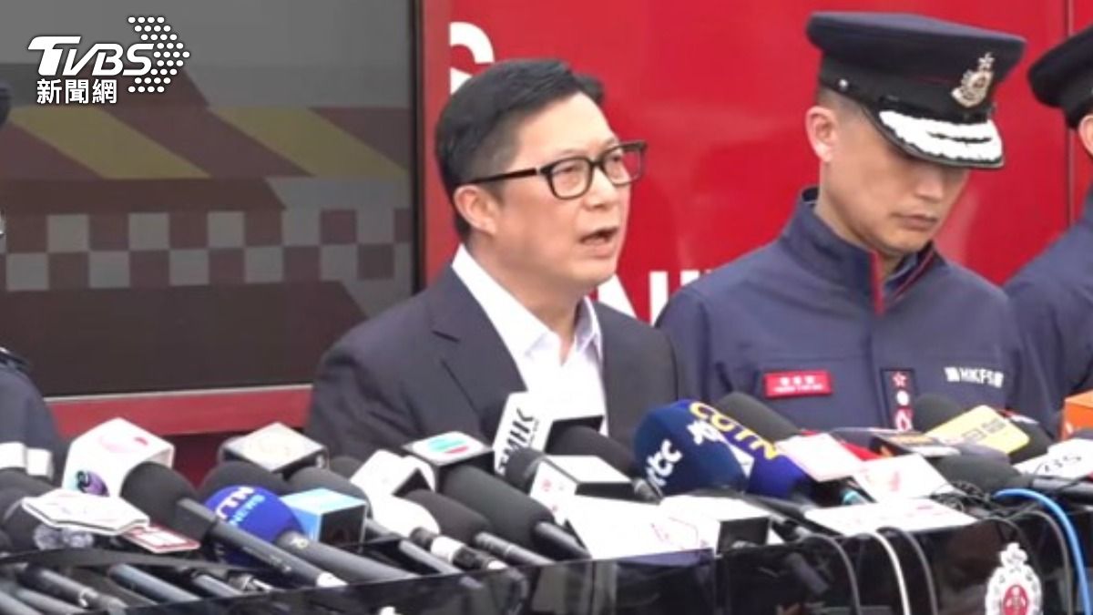 香港保安局局長鄧炳強說明宏福苑火災情況。(圖/記者吳奎炎 攝)