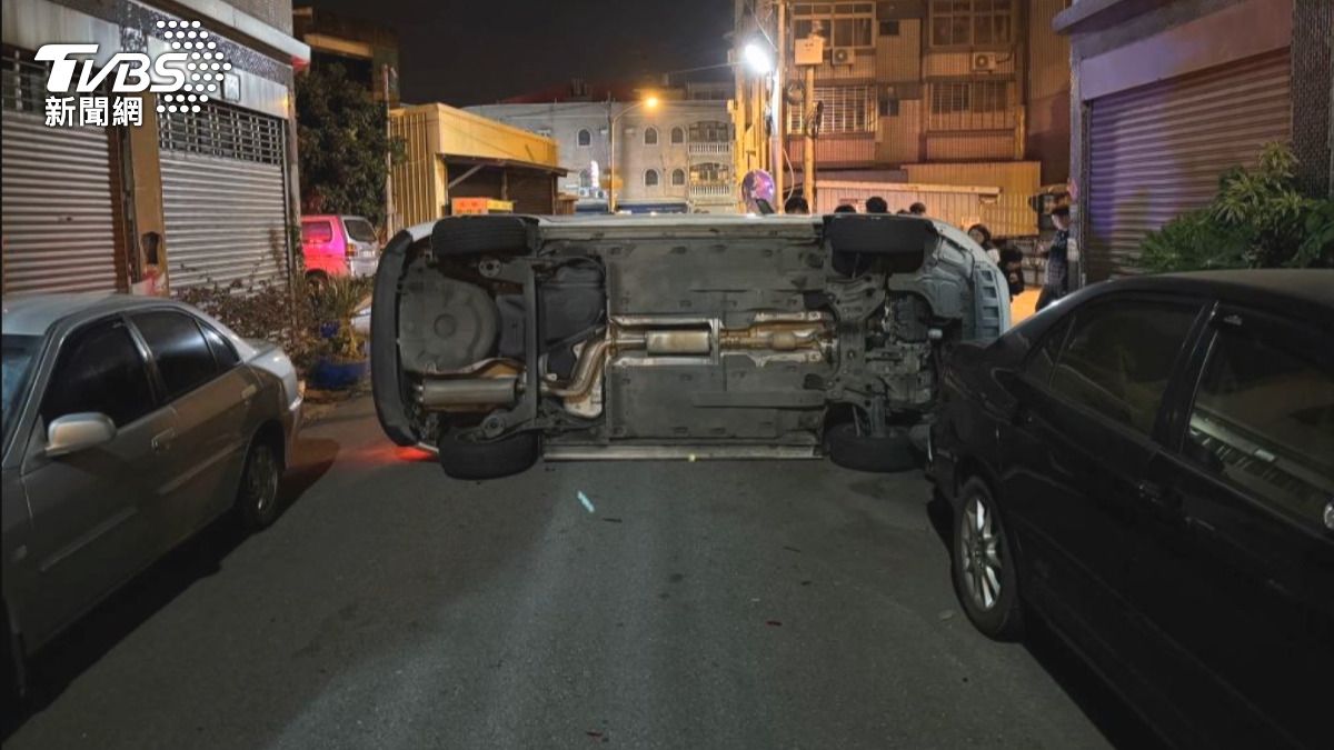 19男無照開車撞成「立筊」!南投騎士捲車底 雙載情侶命大保住。(圖/TVBS)