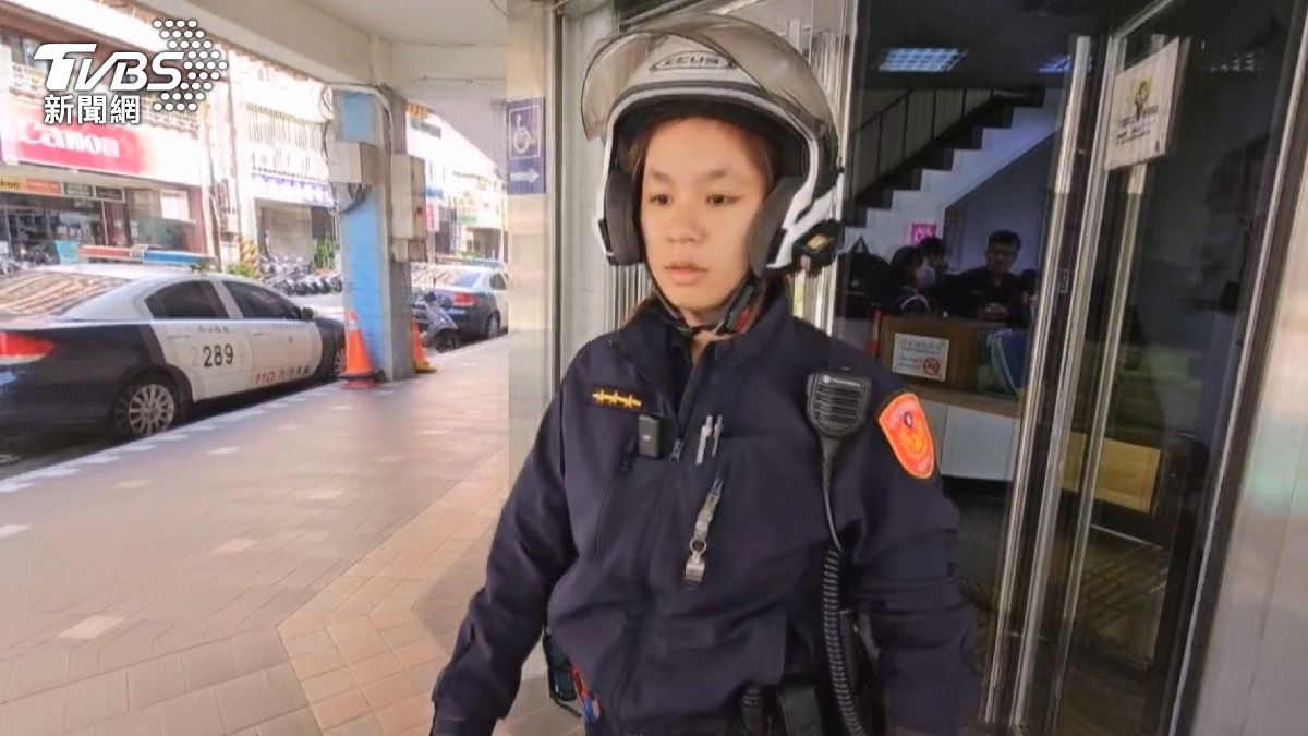 員警謝憓詒同樣展現出卓越的警務能力,她曾追逐一名嫌犯長達10分鐘,最終成功將其壓制在地並逮捕。(圖/TVBS)