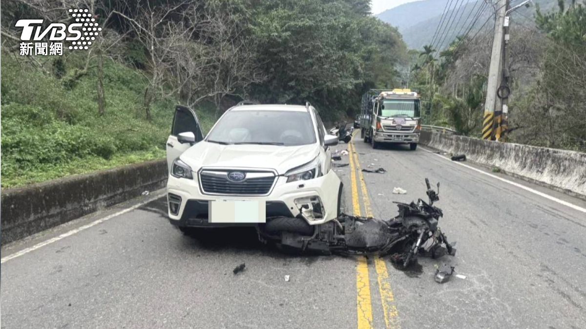 年輕男女騎車雙載到武嶺,下山時不明原因自摔,還滑到對向車道。(圖/TVBS)