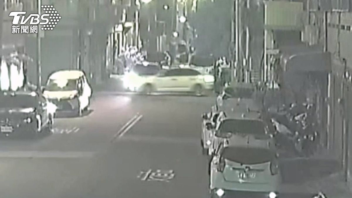 19歲王姓男子無照駕駛自己的車輛外出,與55歲陳姓男子的車輛發生碰撞。(圖/警方提供)