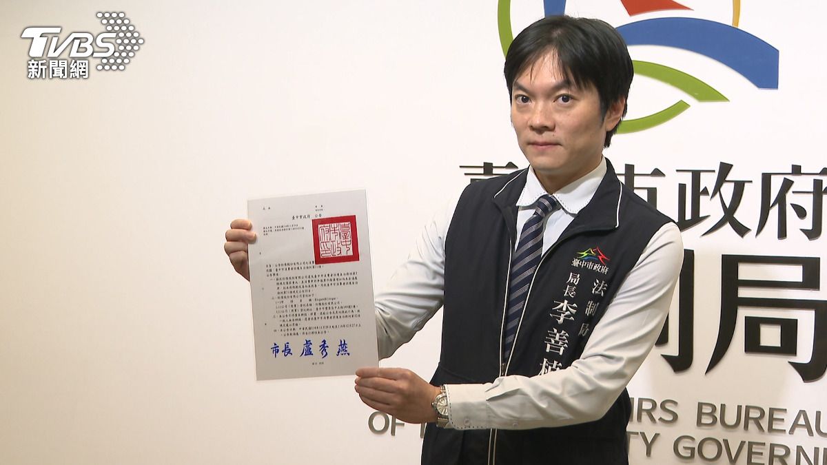 台中「官方認證」爭議店　貼公文警示　續拉客。(圖／TVBS)   
