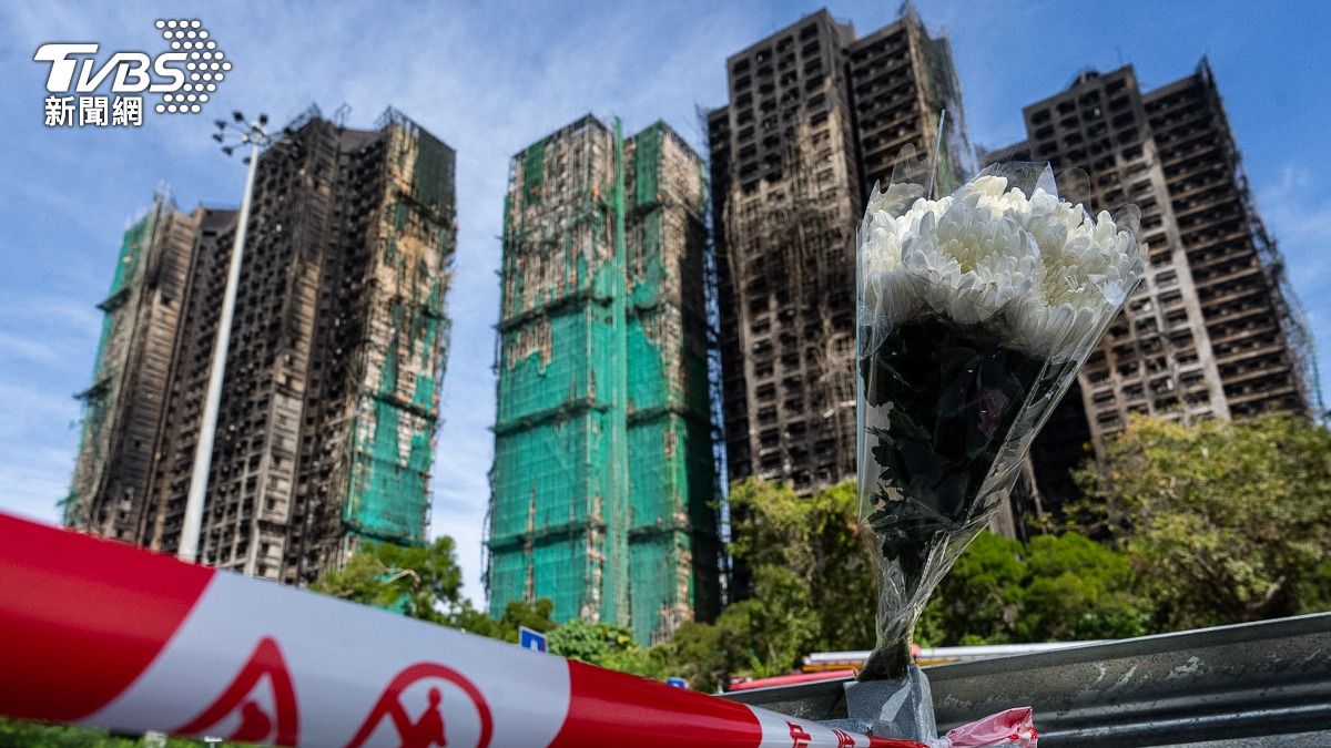 香港保安局28號召開記者會表示,覆蓋宏福苑的綠色保護網符合阻燃要求。(圖/達志影像美聯社)