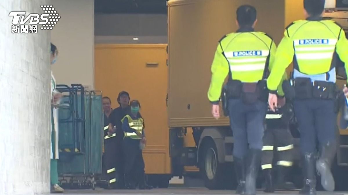 香港大火罹難者數量多,警協助搬運遺體。(圖/香港TVB)