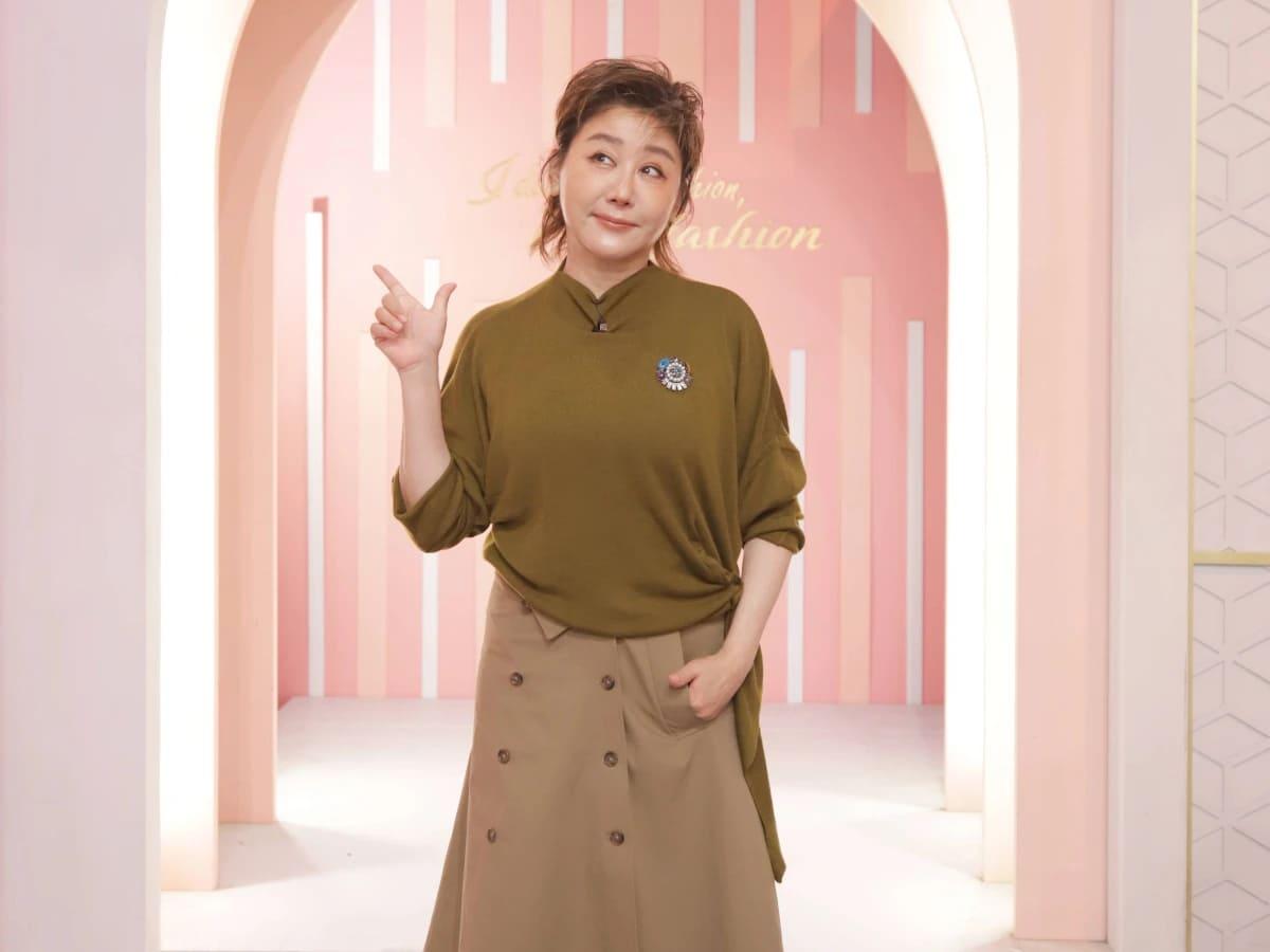 藍心湄說沒有logo的服飾在搭配度、耐看程度和延展性上都無可比擬。（圖／女人我最大提供）
