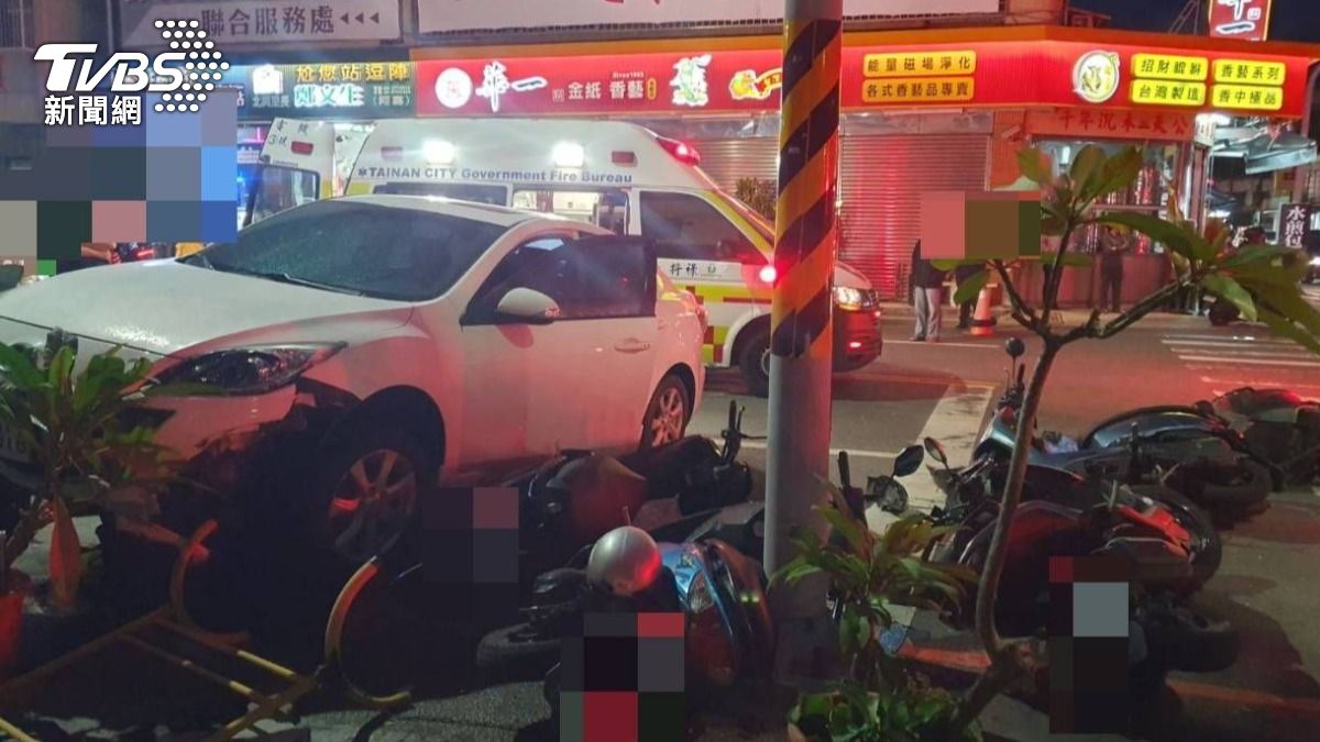 失控撞向7部機車和1部路邊車輛，傷者年紀最小10歲男童，右手骨折。（圖／TVBS）