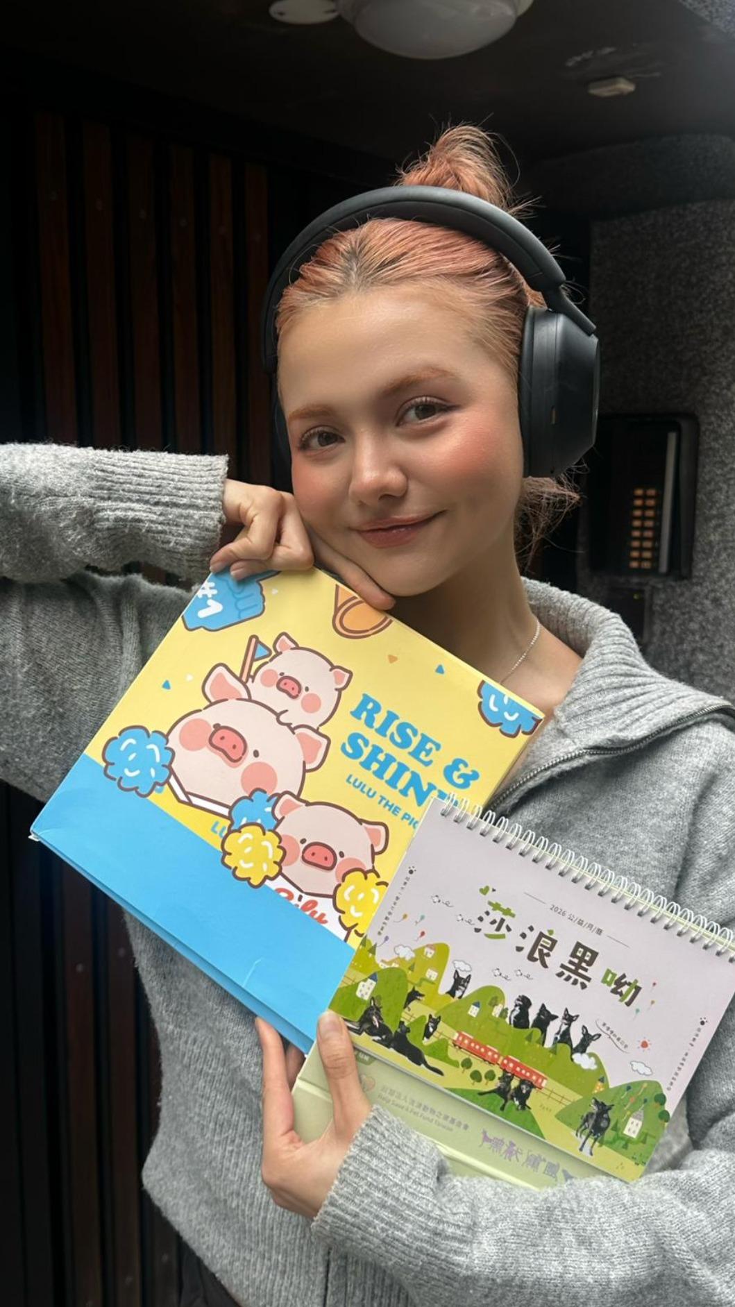 裴頡相當喜歡毛小孩,盼望大家能給流浪毛孩一個家。(財團法人流浪動物之家基金會提供)