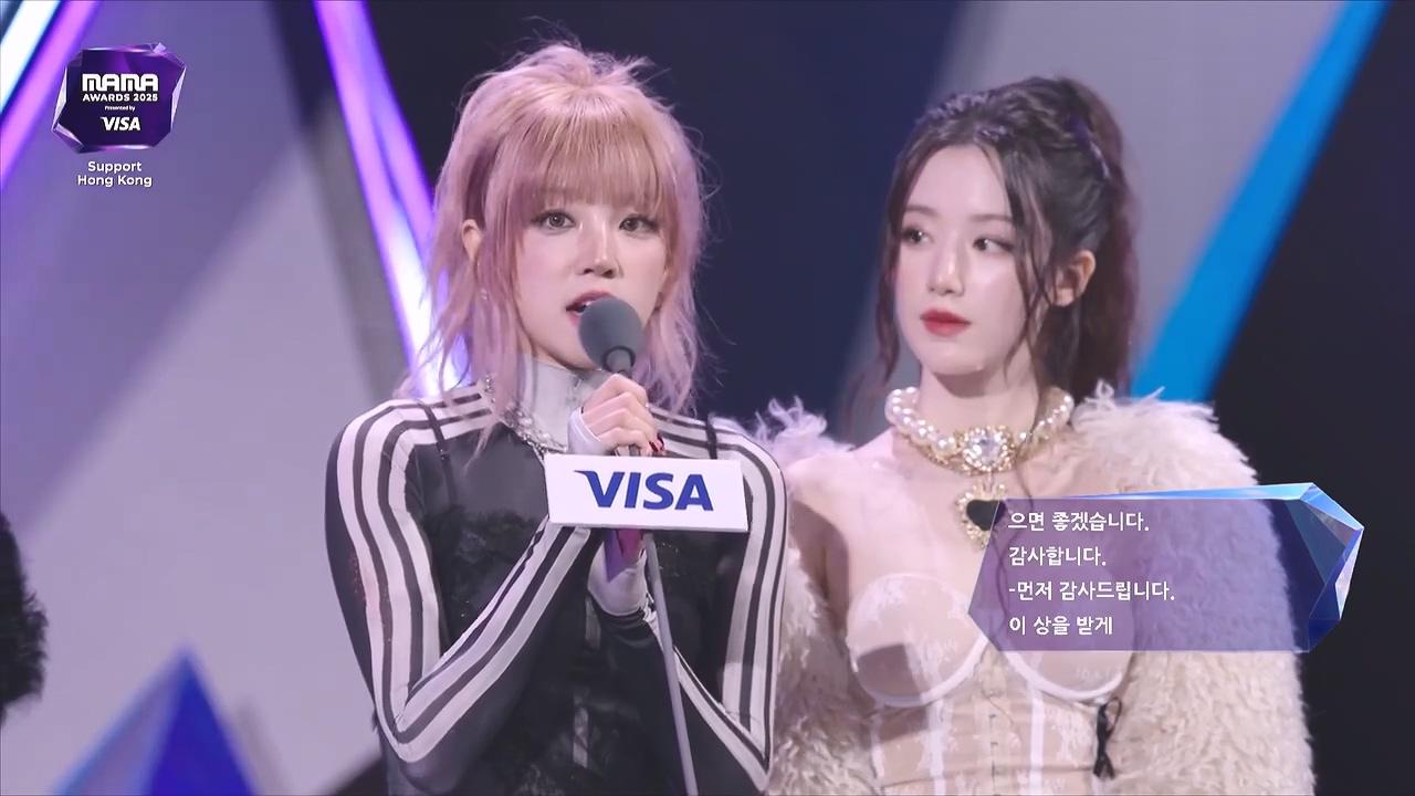 雨琦(左)代表i-dle用中文向災民致哀。(圖/翻攝自mnet_mama IG)