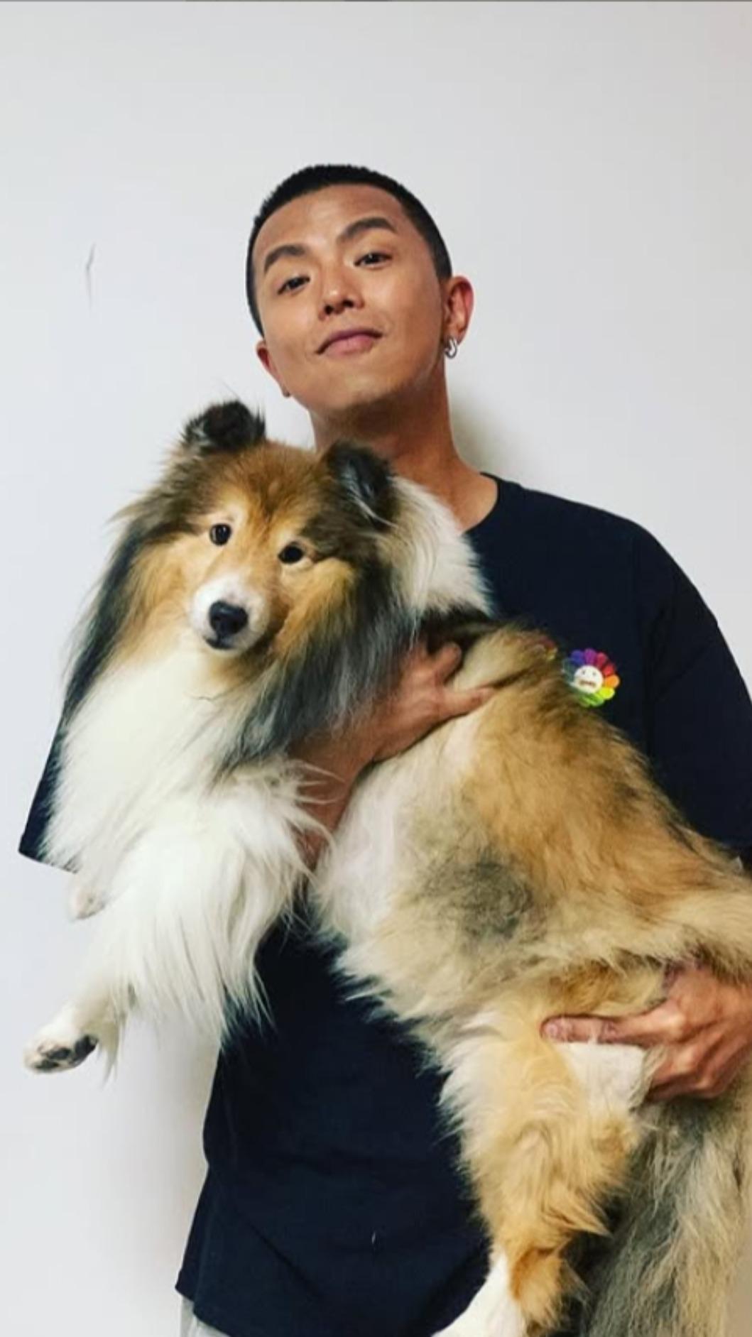 小鬼也曾抱著喜樂蒂牧羊犬。(圖/翻攝小鬼IG)