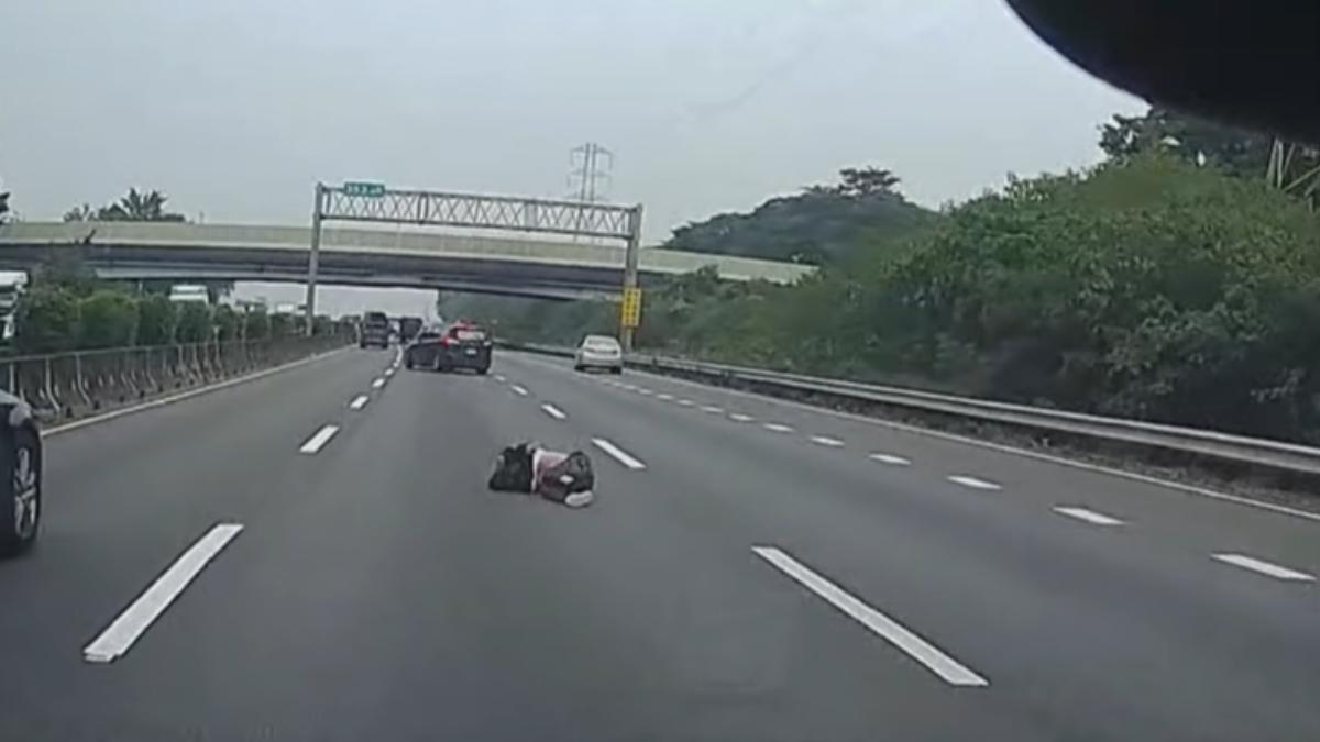 男子翻落下車,差點被高速行駛的車流輾斃。(圖/翻攝自爆料公社)