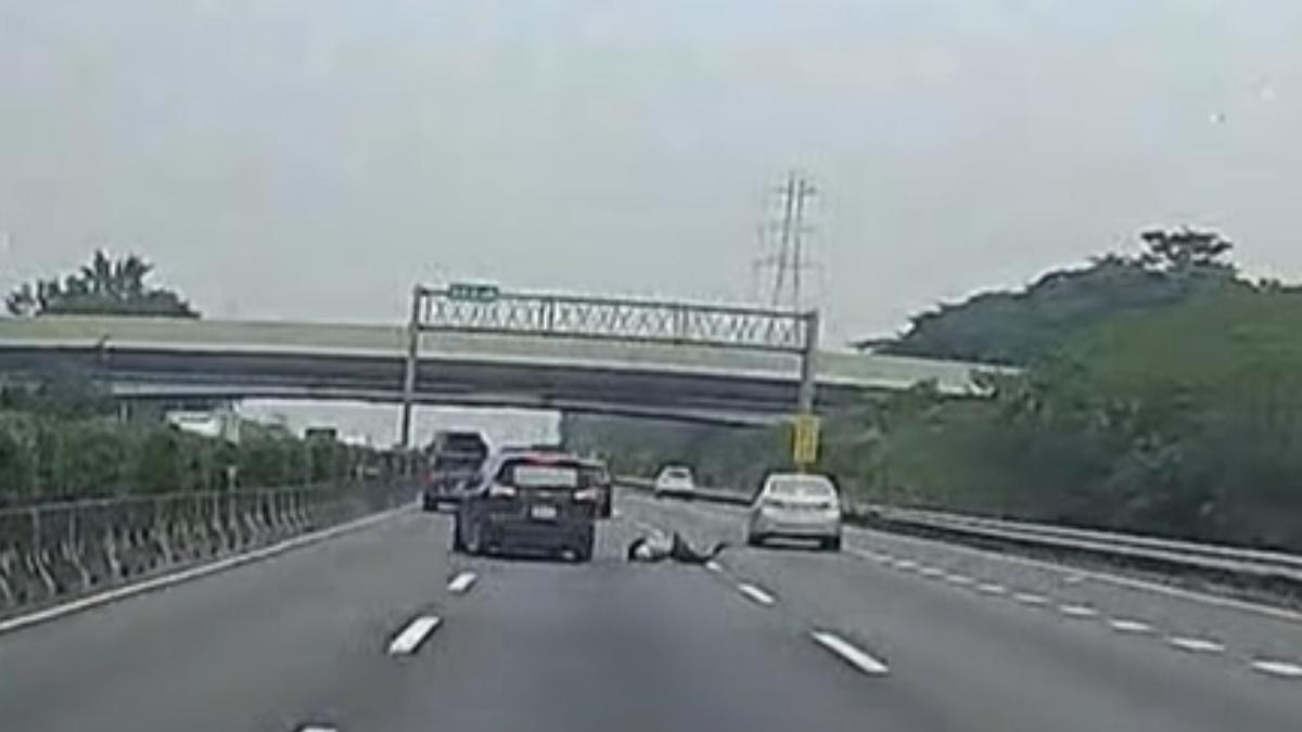 男子滾落下車,黑車及時閃避才未釀成大禍。(圖/翻攝自爆料公社)