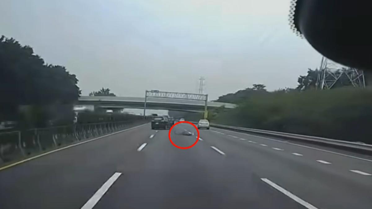 28日國道楠梓路段,一輛白色自小客車行駛中,後座一名男子突然從車內摔出。(圖/翻攝_爆料公社)