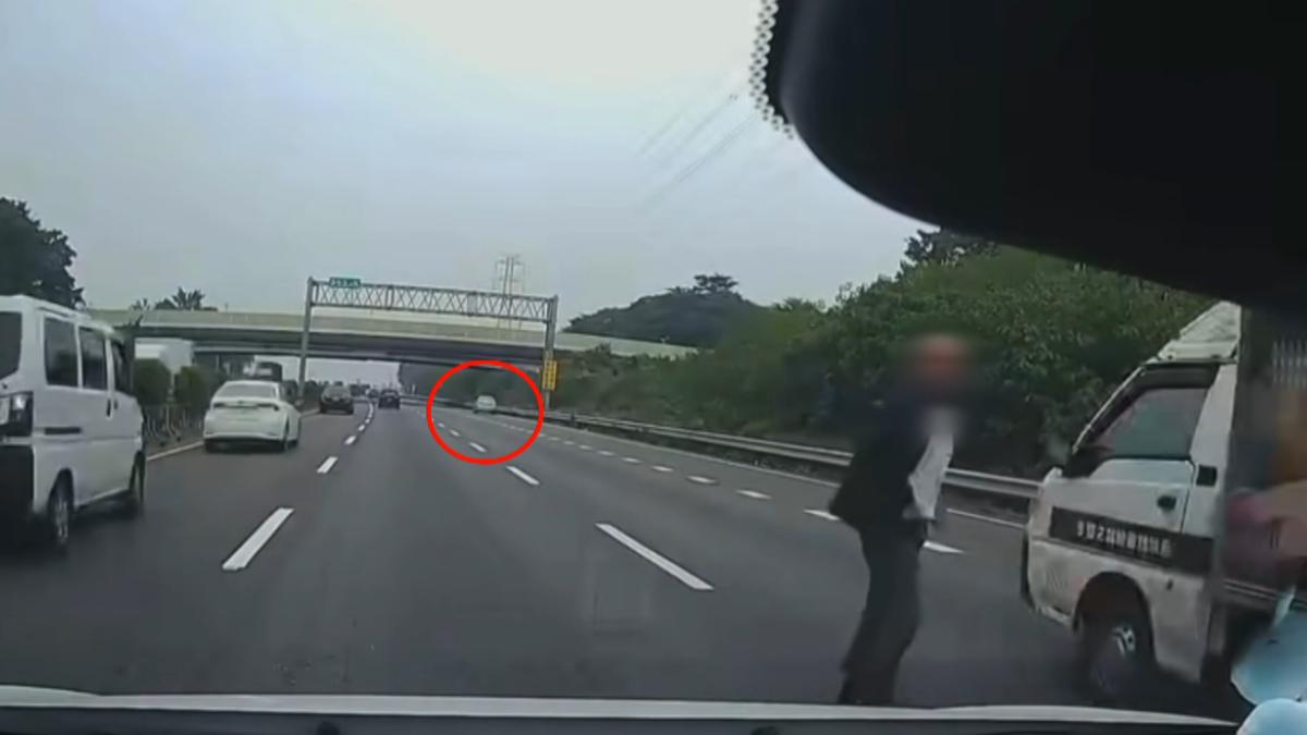 事發後該名男子自行起身,走向外側車道,而肇事的白色自小客車則停在路肩。(圖/翻攝_爆料公社)