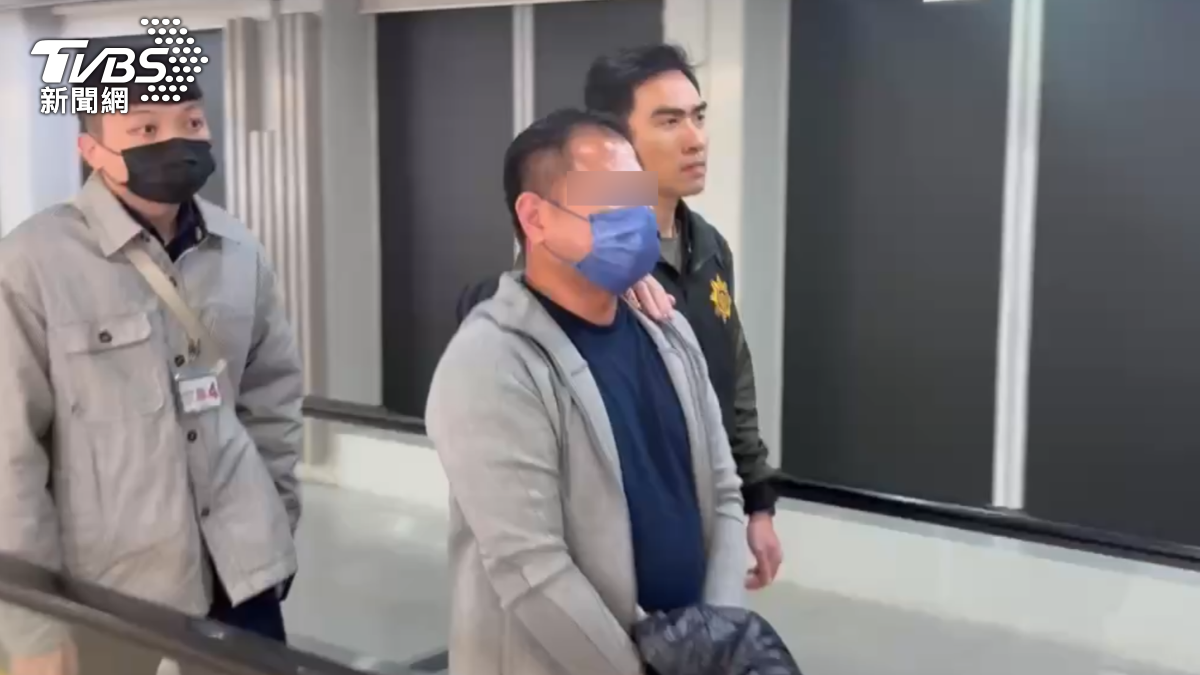 賴嫌被押解回台服刑。(圖/TVBS)
