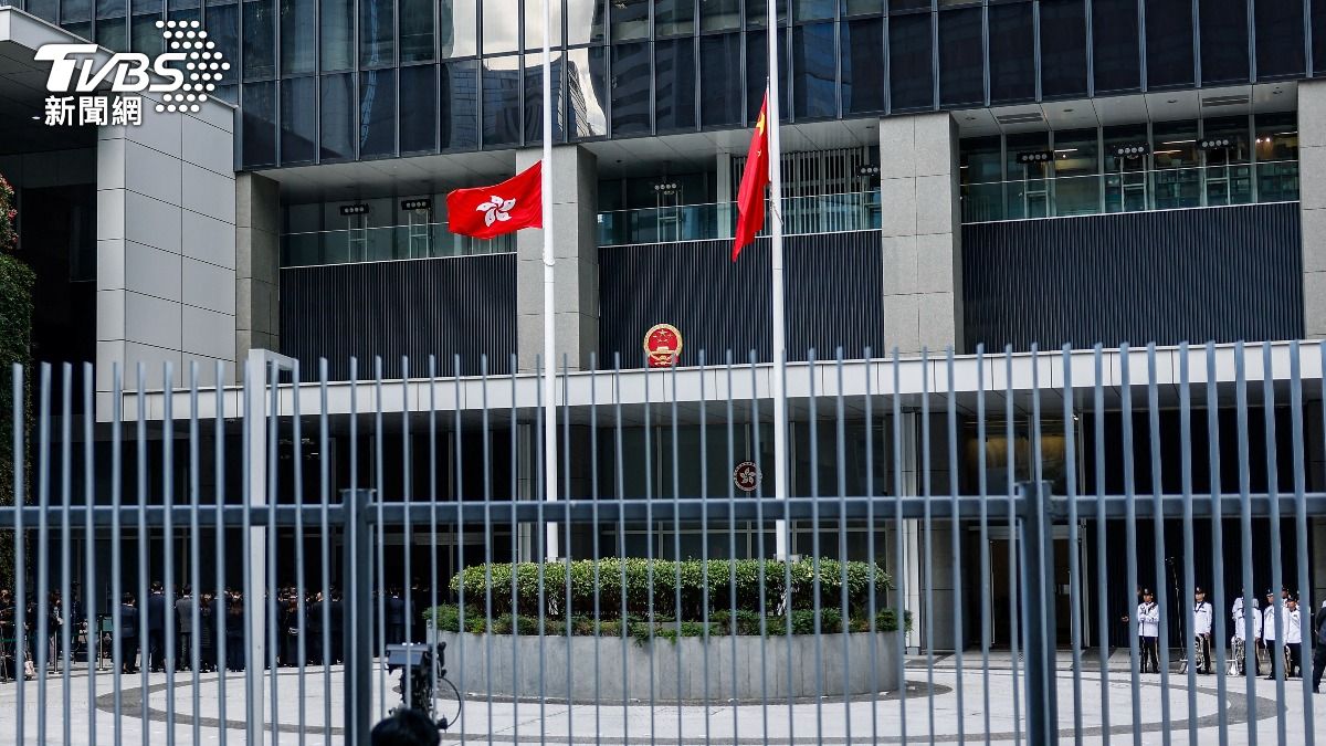 香港宏福苑發生嚴重大火死傷慘重,當局宣布所有政府建築物週六(29日)起為旗3天降半旗政府總部旗子已經降下。 (圖/達志影像路透社)