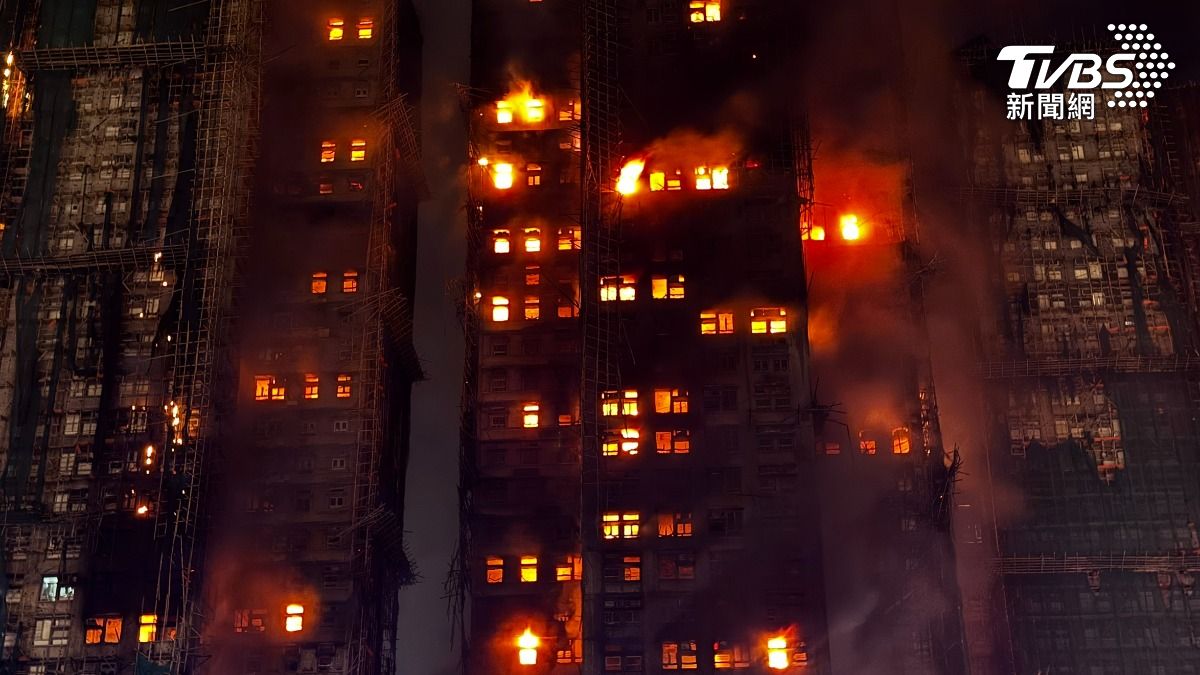 香港大埔宏福苑26日發生災難性大火，已造成至少128人罹難。（圖／吳奎炎攝）