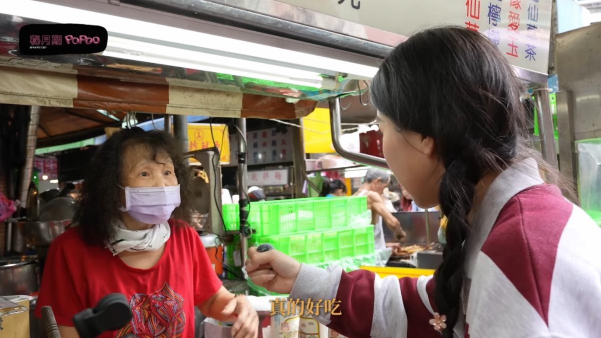家寧親切的訪問店家。(圖/翻攝自YouTube/秘月期POPOO)