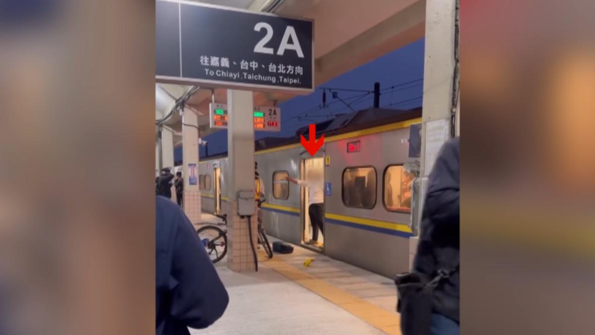 一名男子在台南永康車站區間車上因腳踏車放置問題大發雷霆,故意阻擋車門,造成列車延誤3分鐘。(圖/翻攝Threads_jiuan1847)