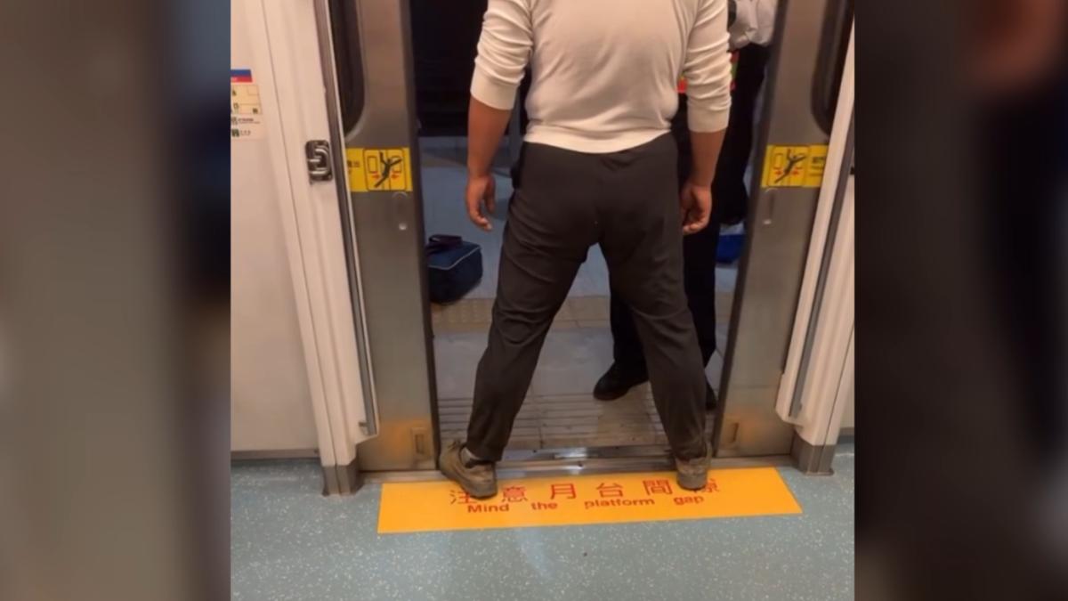 在爭執過程中,車門不斷開關,最終站長決定解除與該男子的運送契約。(圖/翻攝Threads_obiiiiiii_0802)