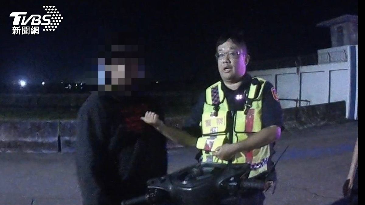 無照騎士深夜騎改裝車狂飆,遭警方攔下。(圖/TVBS)