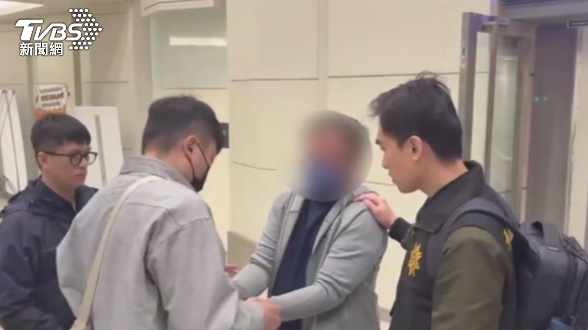 被雙手上銬的,就是26年前在天母,街頭追砍的通緝犯,躲印尼遭押回台。(圖/TVBS)
