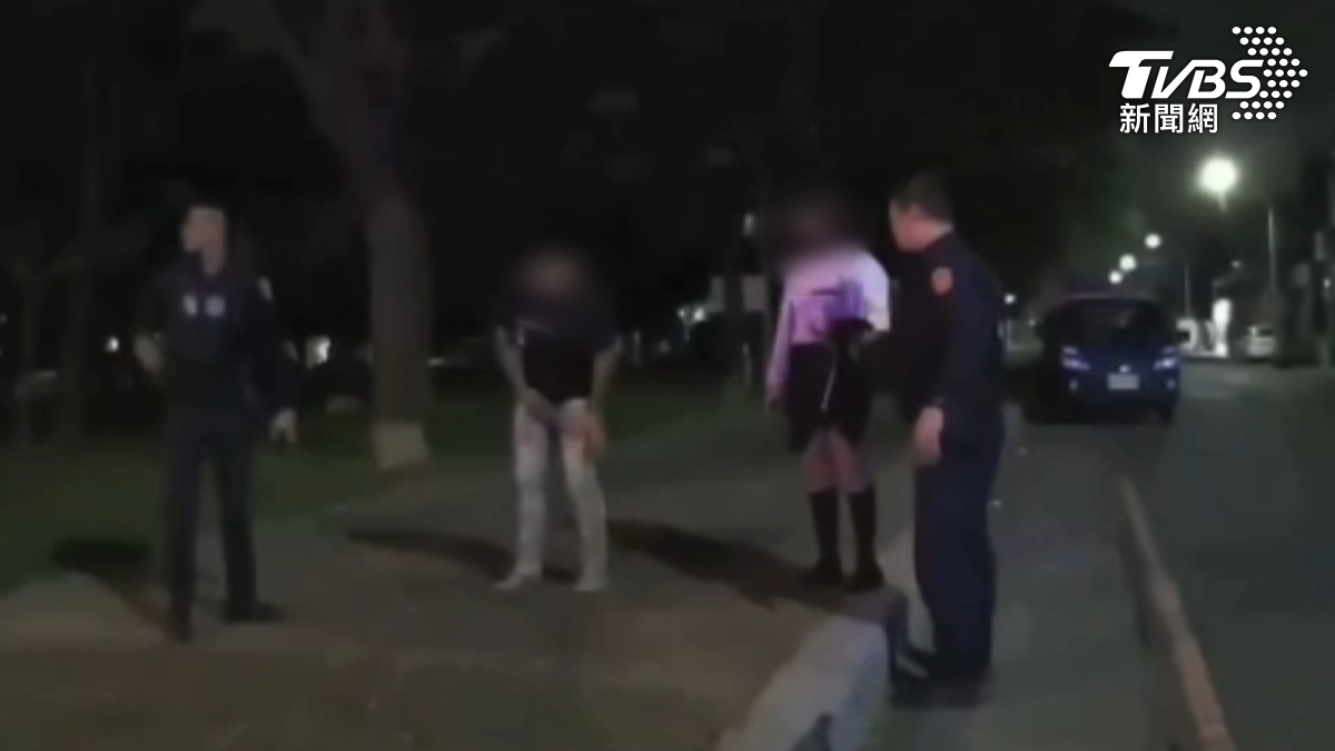 高雄仁武區29號凌晨兩派熟識人士因借菸問題爆發衝突,一名男子腹部遭摺疊刀砍傷。(圖/TVBS)