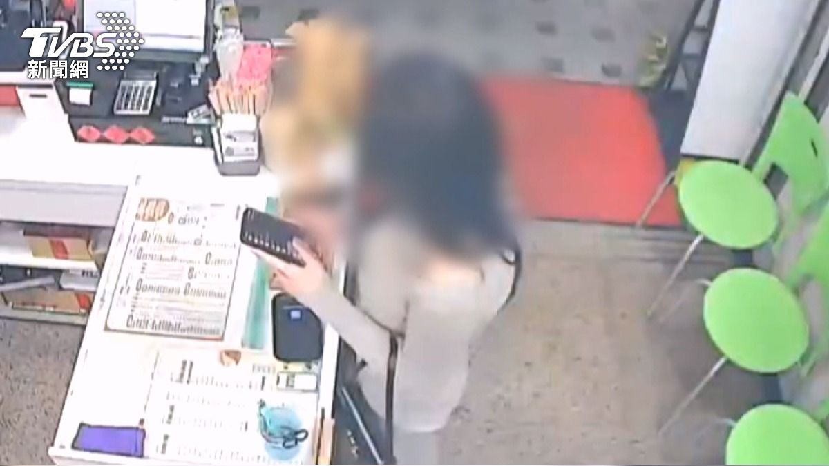 26歲酒駕女翻車「急找水喝」!慌喊「完蛋了我有喝酒 要賠很多」。(圖/TVBS)
