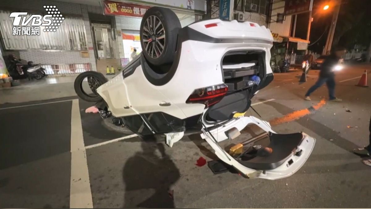 酒駕女撞車翻覆 慌找水喝。(圖/TVBS)